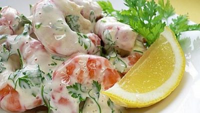 Салат из яиц с креветками и оливками