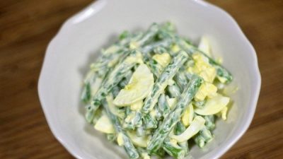 Салат из зеленой фасоли с яйцом и чесноком