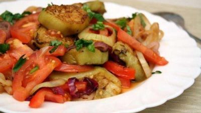 Салат из жареных баклажанов и лука с помидорами