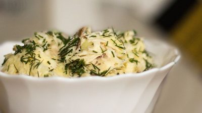 Салат «Капитанский» с копченой рыбой