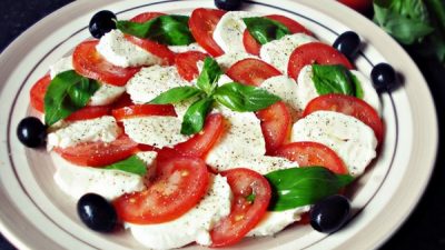 Салат «Капрезе» с бальзамическим соусом