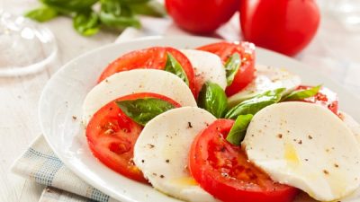 Салат «Капрезе» с сыром моцарелла