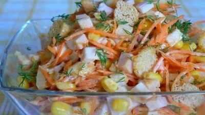 Салат с сухариками, фасолью и колбасой: рецепты