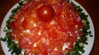 Салат «Красная шапочка» с курицей и помидорами