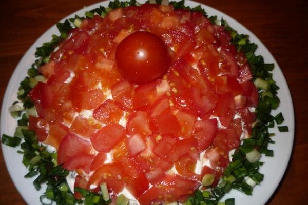 Салат «Красная шапочка» с помидорами и курицей