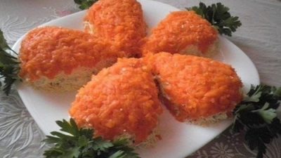 Салат «Морковки» с курицей и грибами