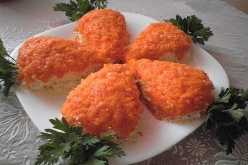 Салат «Морковки» с курицей и грибами
