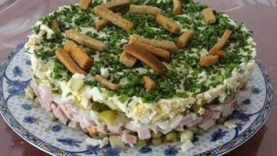 Салат «На траве дрова» с ветчиной