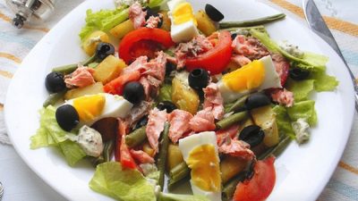 Салат «Нисуаз» с лососем и фасолью