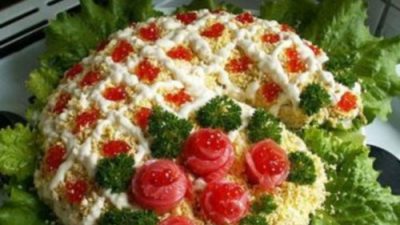 Салат «Новогодние огни» из яиц, семги и овощей
