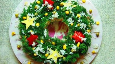 Салат «Новогодний» с кукурузой и курицей