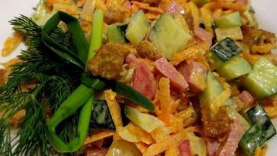 Салат «Обжорка» с морковью и сухариками