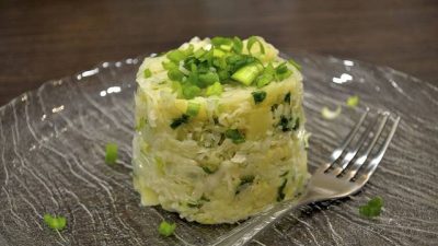 Салат «Осенний» из квашенной капусты, лука и картофеля