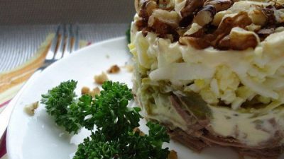 Салат «Принц» с говядиной и орехами