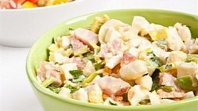 Салат ромен по-американски с яйцами и беконом