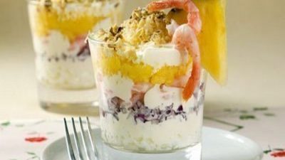 Салат с ананасом и вареными креветками