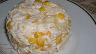 Салат с ананасом, кукурузой и курицей