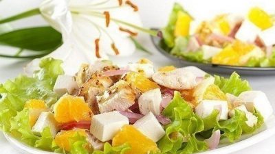Салат с апельсинами, курицей и сыром фета