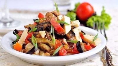 Салат с баклажанами, сыром и орехами
