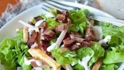 Салат с беконом, курицей и ветчиной