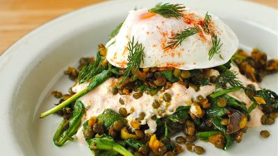 Салат с чечевицей, шпинатом и яйцами пашот