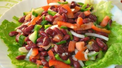 Салат с фасолью, говядиной и орехами