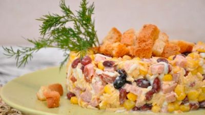 Салат с фасолью и чесночными сухариками