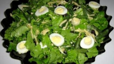 Салат с фасолью, перепелиными яйцами, сыром и изюмом