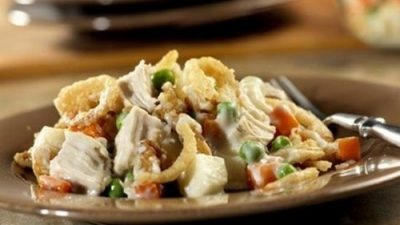 Салат с грибами, курицей и зеленым горошком