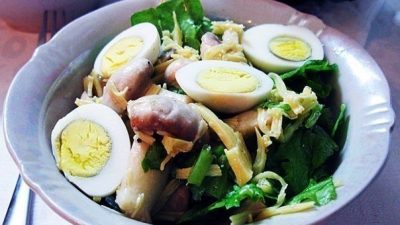 Салат с грибами, сыром и перепелиными яйцами