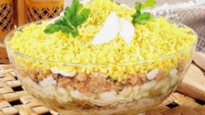 Салат с индейкой, кальмарами и огурцом