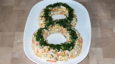 Салат с кальмарами, картофелем и маринованными огурцами