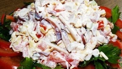 Салат с кальмарами, помидорами и сыром
