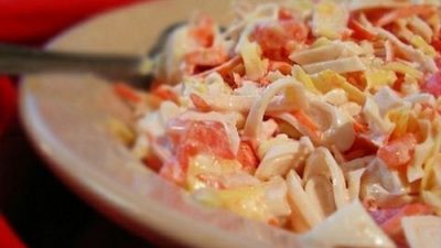 Салат с кальмарами, сыром и помидорами