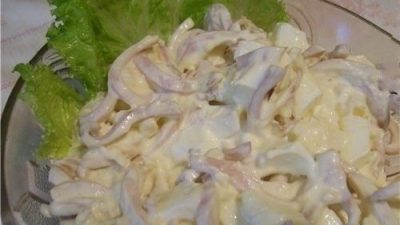 Салат с кальмаром, сыром и чесночным соусом