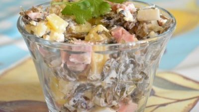 Салат с колбасой и морской капустой