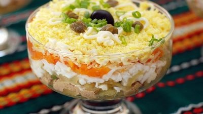 Салат с копченой грудкой и чесночным соусом