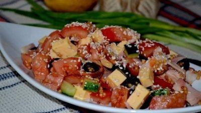Салат с копченой курицей, овощами и горчицей