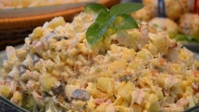 Салат с копченой курицей, сыром и кукурузой