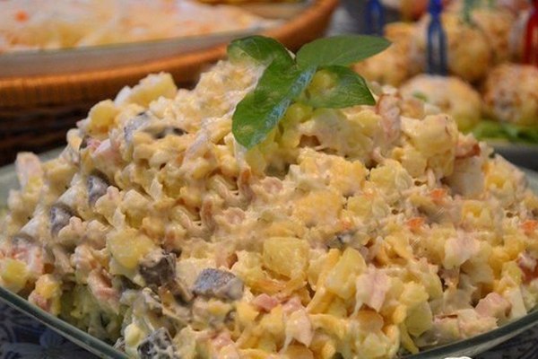 Салат с копченой грудкой кукурузой и яйцом рецепт фото пошагово и видео