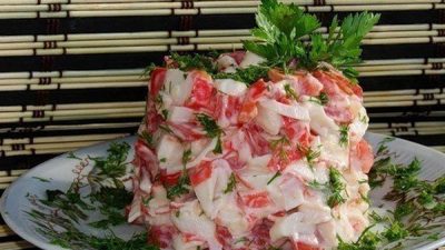 Салат с крабовым мясом и сладким перцем