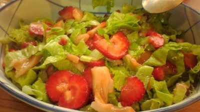 Салат с красной рыбой, клубникой и авокадо