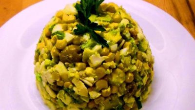 Салат с креветками, авокадо и оливками