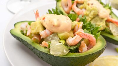 Салат с креветками и курицей в авокадо