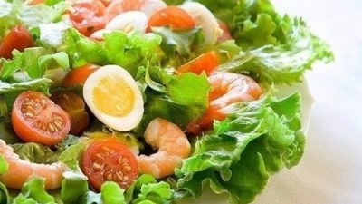 Салат с сельдью и перепелиным яйцом