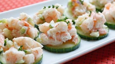 Салат с креветками и сельдереем на огурцах