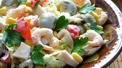 Салат с креветками, кукурузой и кальмарами