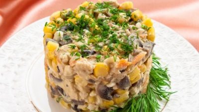 Салат с кукурузой, грибами и курицей
