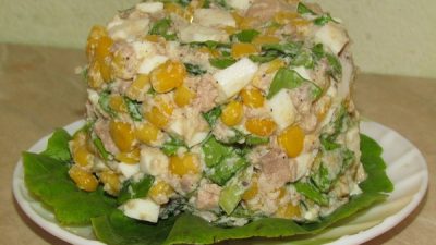 Салат с кукурузой, курицей и помидорами