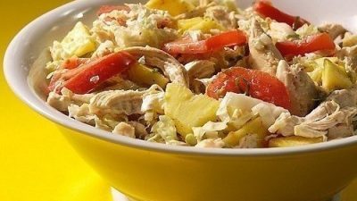 Салат с курицей, ананасами и помидорами